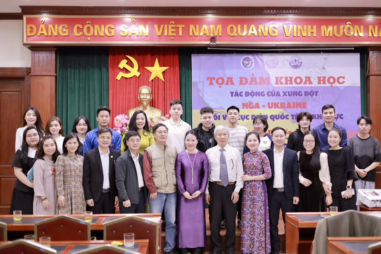 PGS.TS Trần Khánh tặng sách cho tủ sách khoa học khoa Chính trị và Báo chí