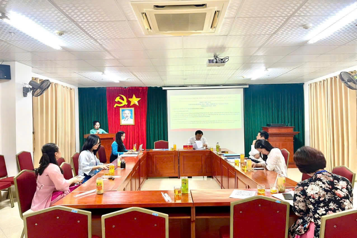Đ/c Vũ Thị Phương Lê - Bí thư Chi bộ phát biểu khai mạc